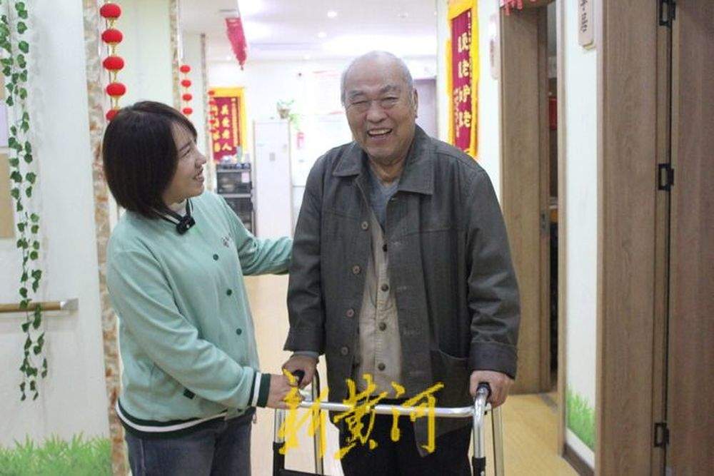每位老人都有独特的密码本:90后护理员用心“破译”“90后”养老密码