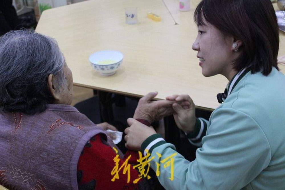 每位老人都有独特的密码本:90后护理员用心“破译”“90后”养老密码