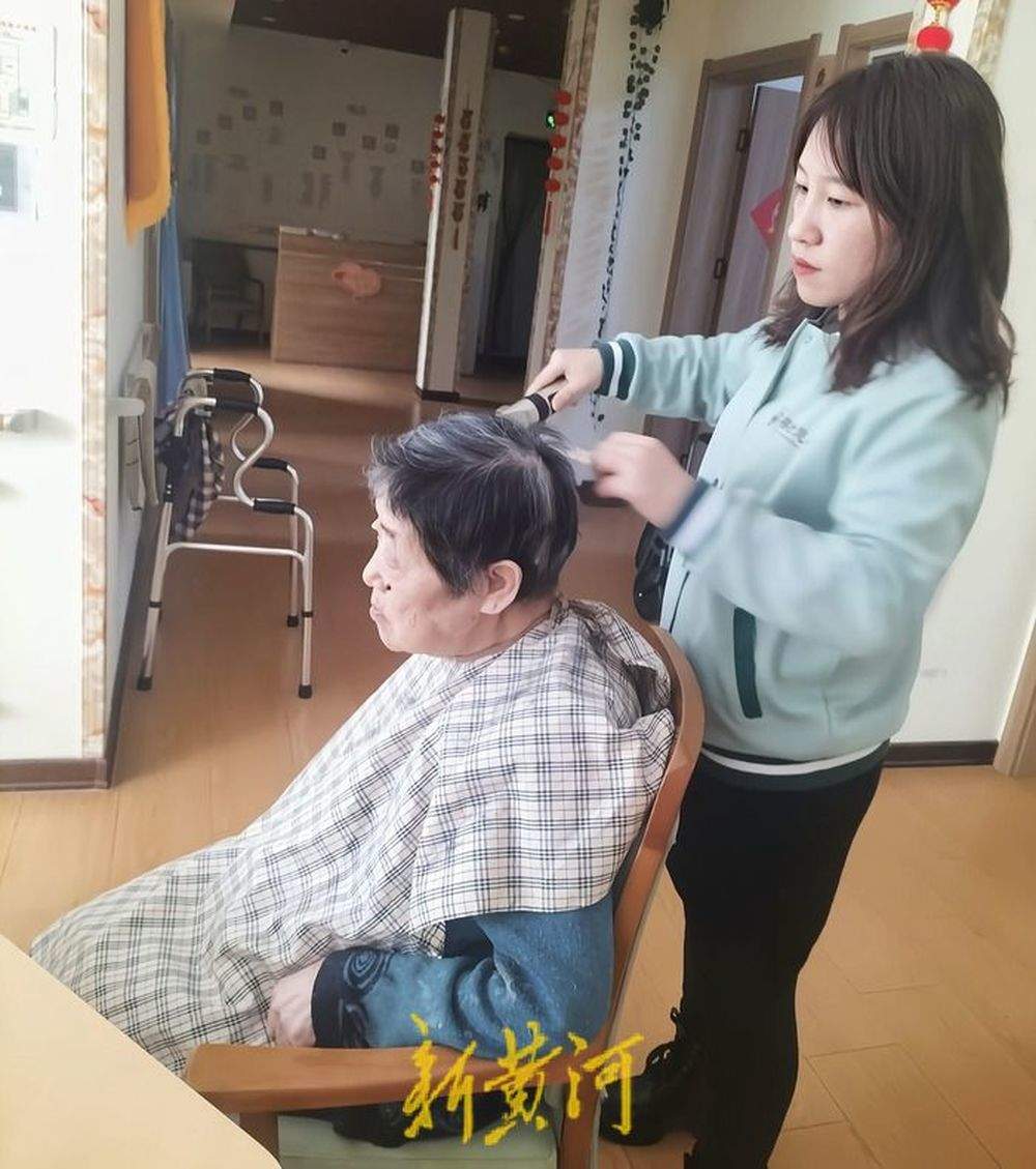 每位老人都有独特的密码本:90后护理员用心“破译”“90后”养老密码