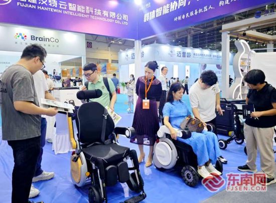 首届海峡养老产业博览会在福州举行,图为市民在体验椅夫健康产品。 首届海峡养老产业博览会在福州举行,图为市民在体验椅夫健康产品。