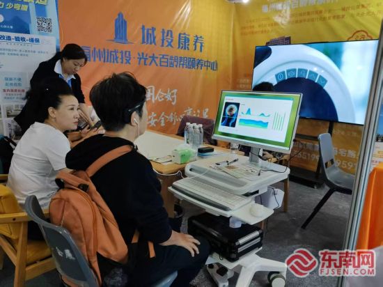 市民体验脑电波监测设备。 市民体验脑电波监测设备。