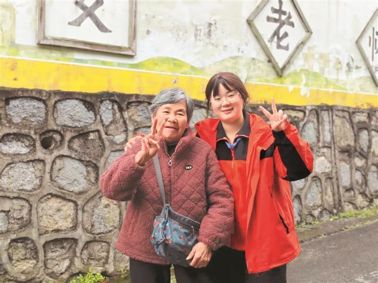 王玉洁陪着院里老人散步。 受访者供图